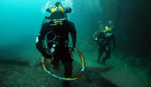 underwater divers